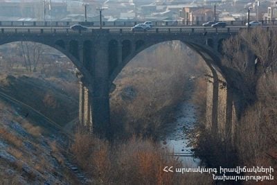 Молодой человек бросился с Киевского моста