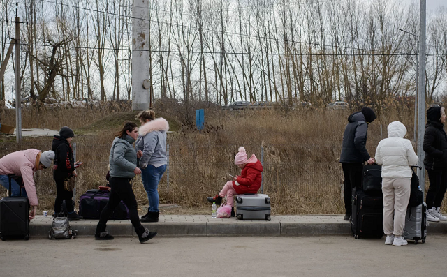 Беженцы из Украины: как не стать жертвами торговли людьми и домогательств – советуют международные организации
