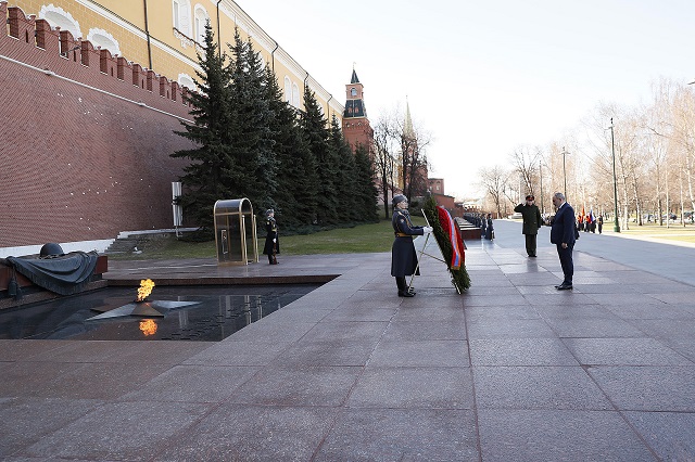 Никол Пашинян возложил венок к памятнику Неизвестному солдату в Москве