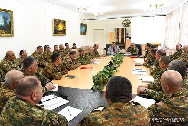 Араик Арутюнян встретился с высшим командным составом Армии обороны Арцаха