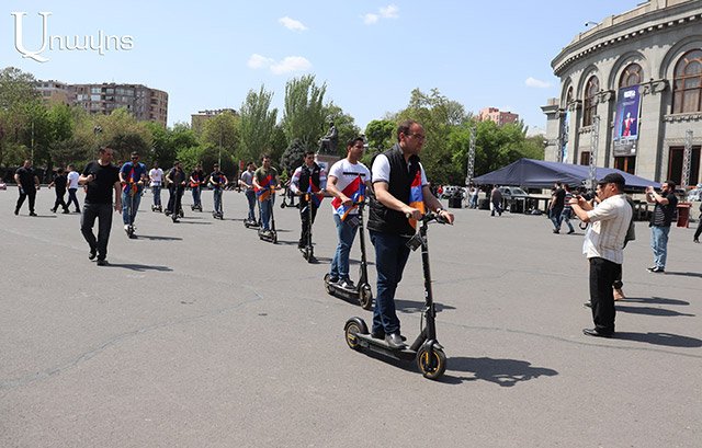 Акция на скутерах — на Площади Свободы (фото)