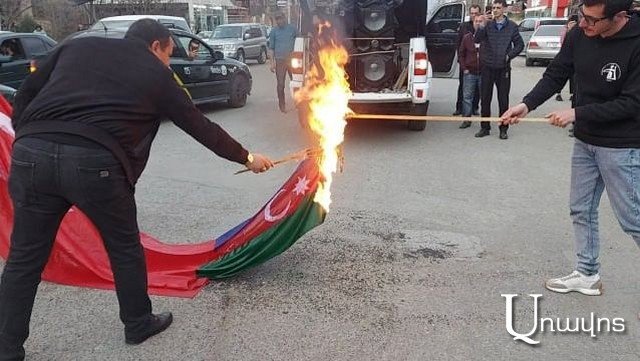 В Гюмри также был сожжен турецкий флаг