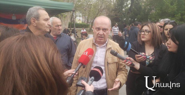 Микаэл Амбарцумян, возглавлявший в годы войны СНБ, находится на площади Свободы: «Очень плохой факт, что глава СНБ, не имея другого выхода, проводит сидячую акцию протеста»