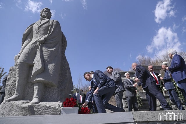 Открытие памятника Пушкину подтверждает уважение к великому сыну России, является ярким свидетельством сложившихся между нашими народами многовековых традиций дружбы и взаимопонимания. Акоп Аршакян