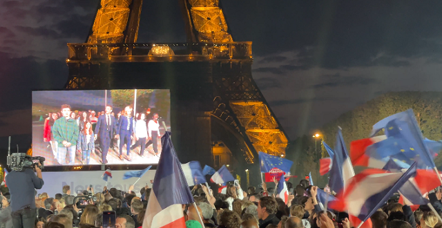 Макрон побеждает на президентских выборах во Франции. ТАСС