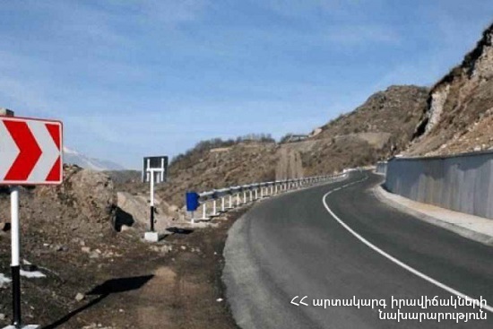 Из-за повреждения моста на участке Лусагюх-Ерасхаун Армавирского региона автодороги М-3, движение осуществляется по одной полосе с двусторонним движением