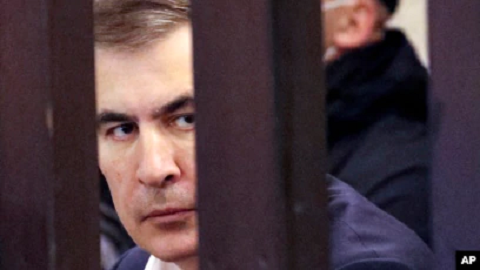 Саакашвили готов к переводу из тюрьмы в частную клинику, но ставит условия. JAMnews