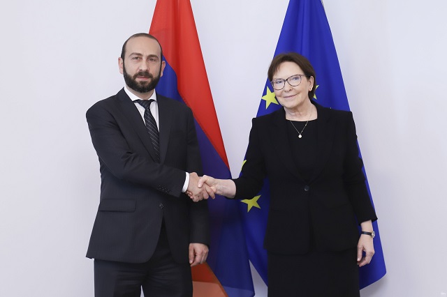 Эва Копач высоко оценила проводимые Правительством РА реформы с целью демократического развития и выразила им поддержку