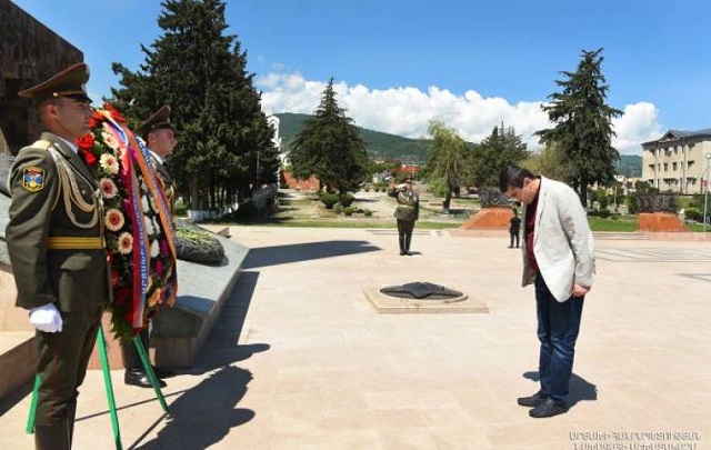 Араик Арутюнян воздал дань уважения в Степанакертском мемориале и военном пантеоне