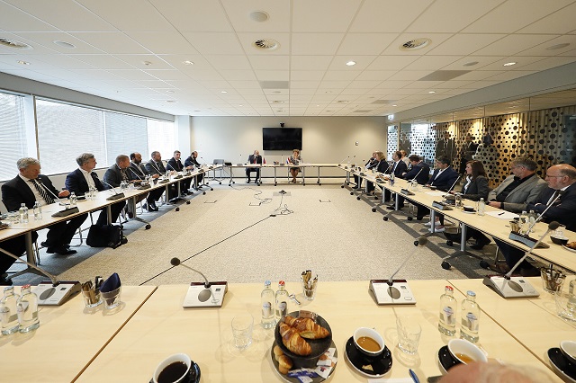 Премьер-министр посетил офис Конфедерации работодателей и промышленников Нидерландов и представил местным бизнесменам возможности инвестиций в Армении