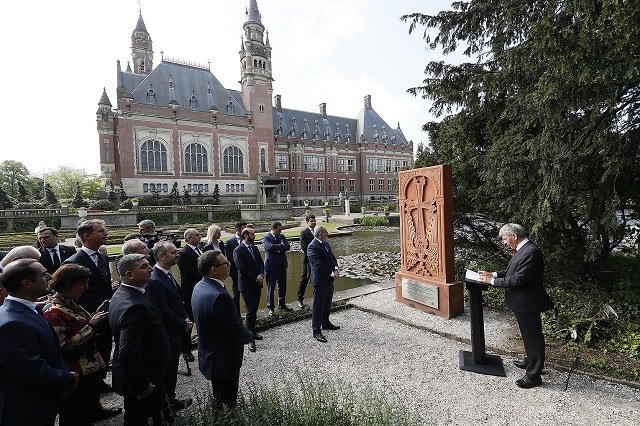 В рамках визита премьер-министра Пашиняна во Дворце мира в Гааге состоялось открытие армянского хачкара