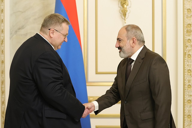 Были обсуждены вопросы повестки двустороннего сотрудничества Армении и России, а также деятельности трехсторонней рабочей группы под совместным председательством вице-премьеров Армении, России и Азербайджана