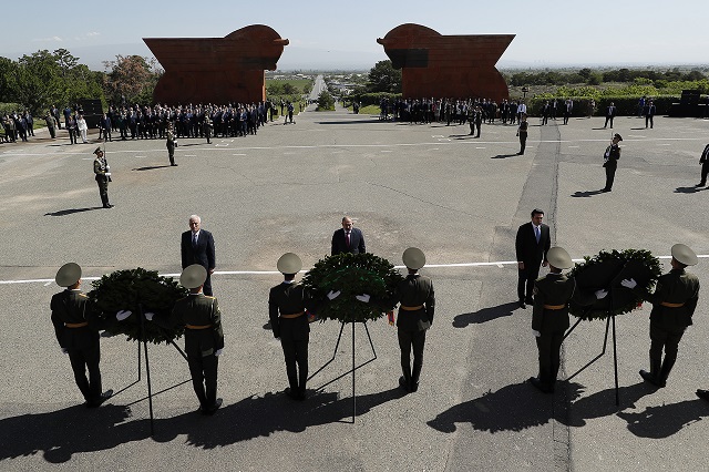Никол Пашинян возложил венок к увековечивающему память героев Сардарапатской битвы памятнику