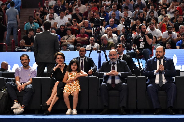 Премьер-министр вместе с семьей наблюдал за поединками членов сборной Армении по боксу