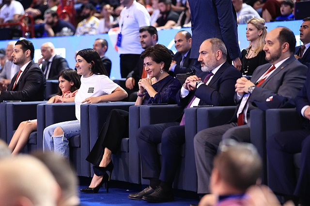 Премьер-министр Пашинян вместе с семьей наблюдал за финальным поединком Рафаэля Ованнисяна и принял участие в церемонии награждения победителей