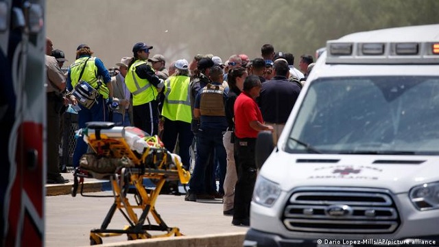 Возросло число жертв стрельбы в начальной школе в Техасе. Deutsche Welle