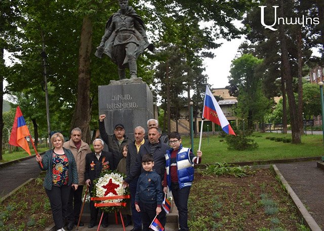 С Государственным флагом России — у памятника Унану Аветисяну (фоторяд)