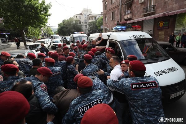 «Человеку стало плохо». Полицейские задержали Шармазанова и демонстрантов РПА