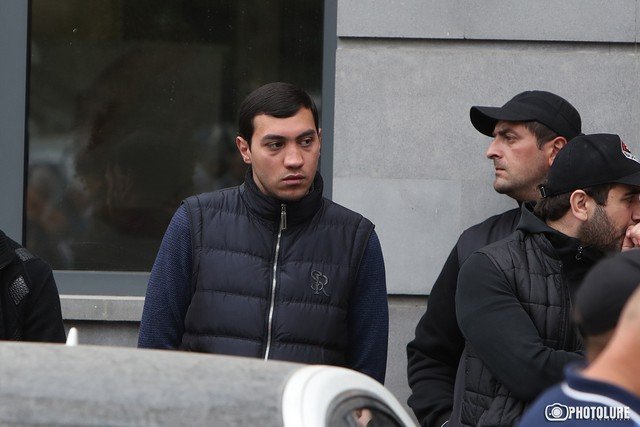 Один из двух сыновей Сурика Хачатряна арестован на площади Франции
