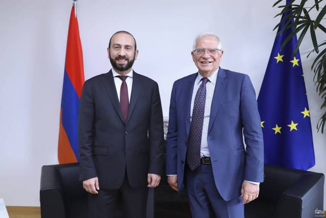 В ходе встречи с Боррелем, Мирзоян представил позицию Армении по установлению мира и стабильности в регионе и мирному урегулированию нагорно-карабахского конфликта