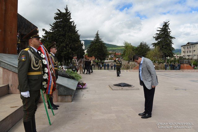 Араик Арутюнян посетил Степанакертский мемориальный комплекс по случаю праздника 9 Мая