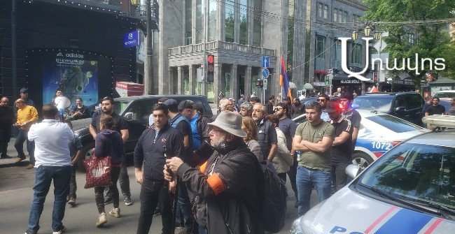 Полиция задержала участников автопробега, закрывших улицу Абовяна