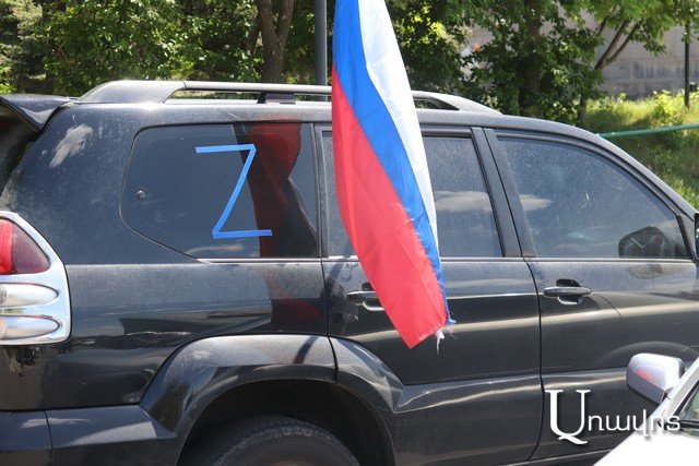 Член РПА приехал в Ераблур с российским флагом и знаком «Z». «Чтобы этот народ понял — мы по-любому должны быть в хороших отношениях с русскими» (фоторяд)