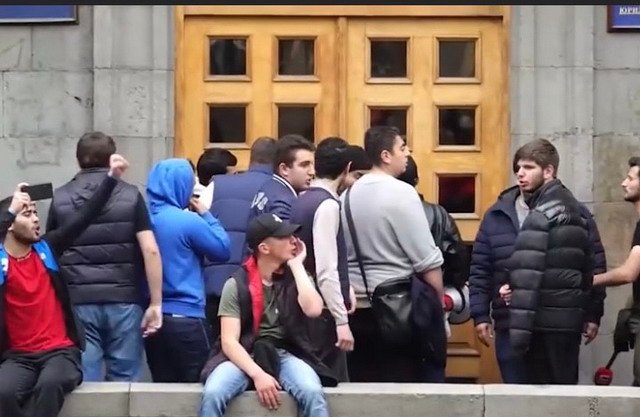 Демонстранты вошли в ЕГУ, двери некоторых факультетов были заперты изнутри