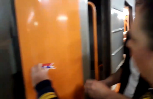 Машинист и работник поезда метро сорвали флаг Арцаха