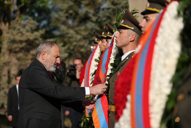 Премьер-министр Пашинян в Ераблуре почтил память героев, отдавших жизнь за Родину