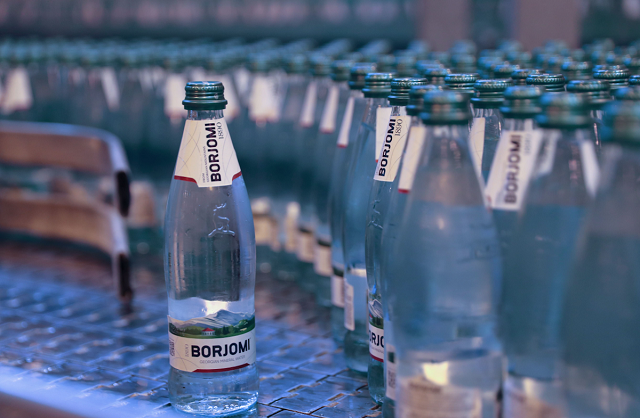 Компания «Боржоми» приостановила розлив минеральной воды в Грузии из-за санкций. JAMnews