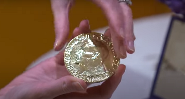 Нобелевская медаль в помощь детям за 103,5 млн. Euronews