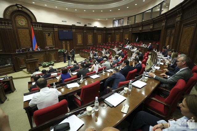 Парламент обсудил отбор кандидатуры в судьи Судейской коллегии по расследованию коррупционных преступлений АП КС
