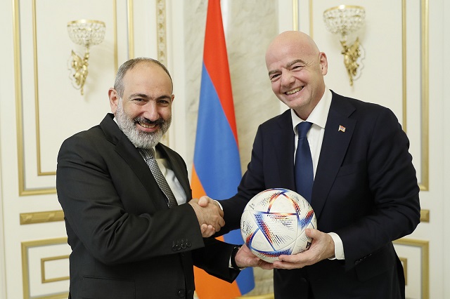 Развитие футбольной инфраструктуры имеет не только спортивное, но и образовательное значение: премьер-министр Пашинян принял президента ФИФА