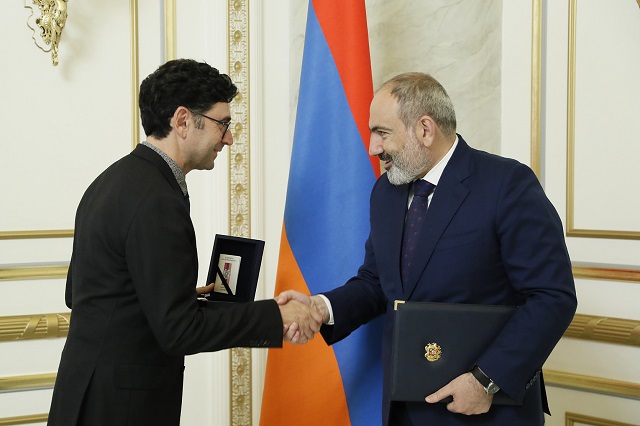 Армянский премьер наградил лауреата Нобелевской премии Артема Патапутяна орденом Святого Месропа Маштоца