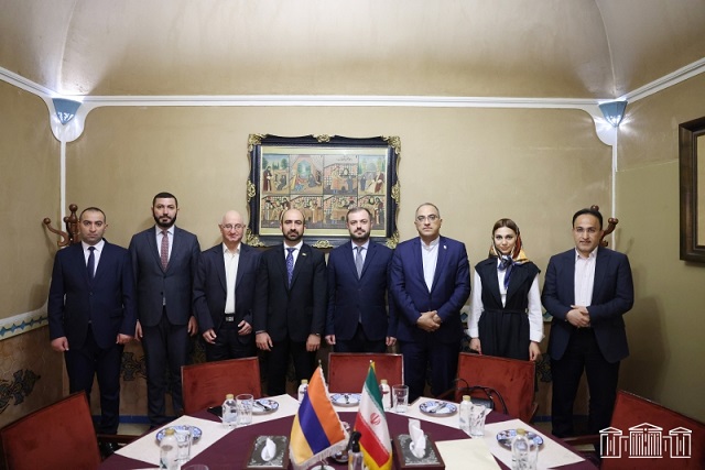 Подчеркнуто теплое отношение властей и народа Ирана к армянской общине, отмечено, что армяне играют активную роль в общественно-политической и культурной жизни страны