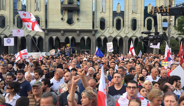 Грузия: десятки тысяч человек собрались в Тбилиси, чтобы поддержать европейский курс страны. JAMnews