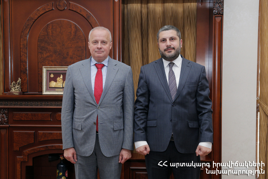 На встрече собеседники подчеркнули важность российско-армянского сотрудничества в сферах чрезвычайных ситуаций, гражданской обороны и ликвидации последствий стихийных бедствий