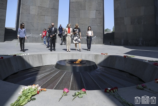 Члены делегации ПА ОБСЕ посетили мемориал в Цицернакаберде
