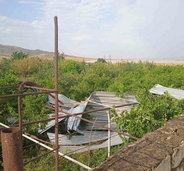 Из-за сильного ветра и проливных дождей жителям Аскеранского района нанесен большой материальный ущерб