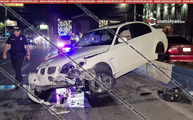 Каскадерское ДТП на перекрестке «Кинотеатра Айреник». 22-летний водитель на BMW оказался на бетонном ограждении. Shamshyan.com