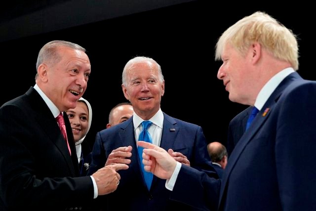 Эрдоган и Джонсон пошутили друг над другом на саммите НАТО