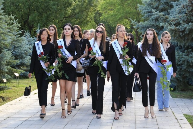 Участницы конкурса «Мисс СНГ» почтили память жертв Геноцида армян