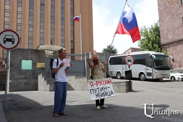 Кем является человек, протестующий возле посольства России?