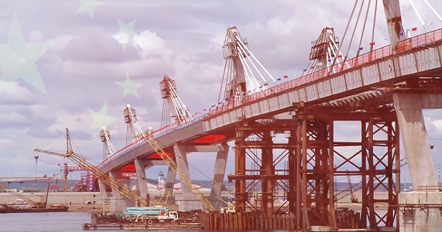 Между Россией и Китаем открыли первый автомобильный мост. ТАСС