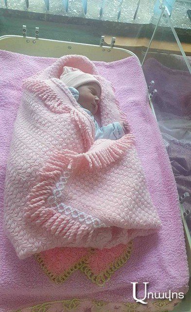 В семье Хачатрян из Гюмри родился 14-й ребенок: голубоглазую новорожденную назвали Анной