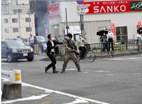 Момент выстрела в экс-премьера Японии Синдзо Абэ попал на видео. РИА Новости