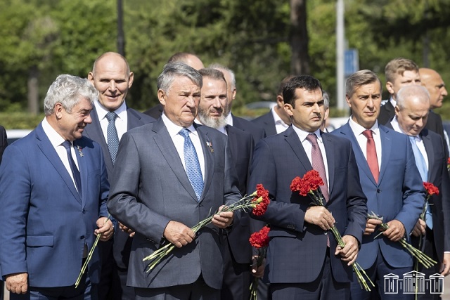 Сопредседатели МПК возложили венок и цветы к Вечному огню Мемориала Победы