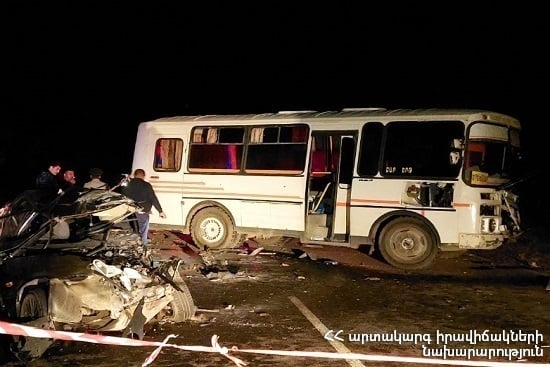 На 27-ом км автодороги Севан-Мартуни-Гетап столкнулись автомобиль марки «VAZ-2115» и автобус марки «LAZ»
