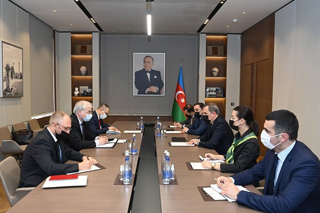 Ховаев в Баку обсудил с Байрамовым тему отношений между Азербайджаном и Арменией. Interfax